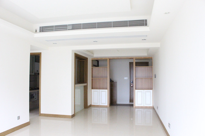 珠海華發(fā)四季裝修設(shè)計(jì)，加點(diǎn)造型，加點(diǎn)柜子，但是還沒(méi)過(guò)去?。? /> 
</p>
<p>
	<br />
</p>
<p>
	入戶(hù)處設(shè)計(jì)了鞋柜，雖然不大，但是滿(mǎn)足了主人的基本收納需求。
</p>
<p>
	<br />
</p>
<p>
	餐廳與客廳相對(duì)，設(shè)計(jì)師專(zhuān)門(mén)用一面墻來(lái)打造儲(chǔ)物的柜子，另外考慮到餐廳并不是很大、很高，多層次的圓形吊頂，有可能降低居室的層高感，所以設(shè)計(jì)并沒(méi)有太過(guò)繁復(fù)。
</p>
<p>
	<br />
</p>
<p>
	<img src=