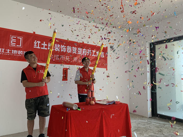 六月裝修季，紅土地裝飾恭賀華發(fā)峰尚黃小姐雅居開工大吉！
