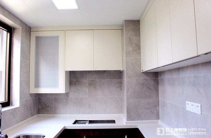 廚房裝修攻略，紅土地裝飾設(shè)計(jì)幫你打造現(xiàn)代理想廚房！