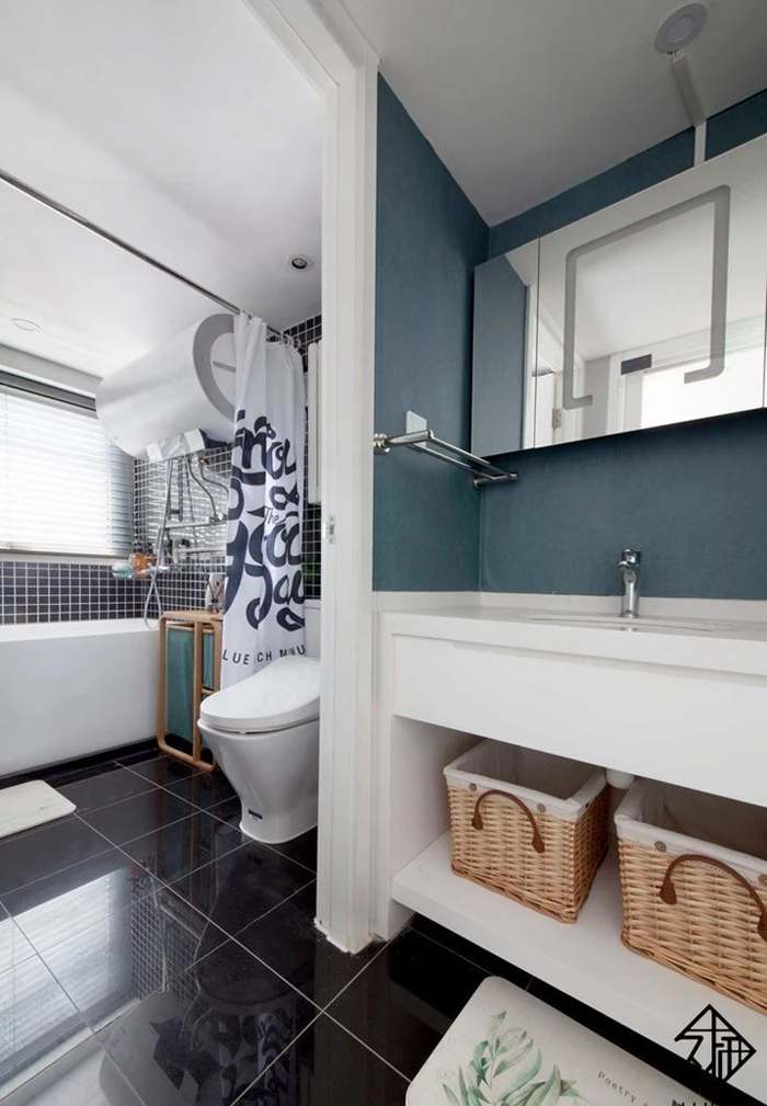 衛(wèi)生間裝修拯救妙招，這個你一定要知道?。。? />
</p>
<p>
	<br />
</p>
<p>
	還有一種二式分離是只將洗浴區(qū)隔離開，洗漱臺與馬桶放在一個區(qū)域內(nèi)。雖然有人要洗手、有人要上廁所還是無法同時進行，但起碼保證了洗澡的水不會濺得到處都是。
</p>
<p>
	<br />
</p>
<p>
	三式分離是最適合中國<a href=